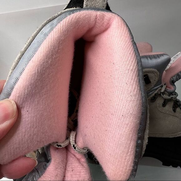 It’s a tan black and pink Icebreaker Waterproof Lace up boots - Picture 15 of 16